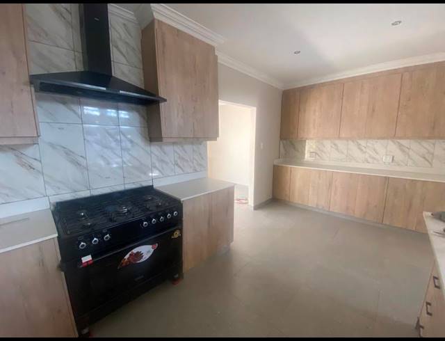3 BEDROOM HOUSE FOR SALE IN CLUBVILLE